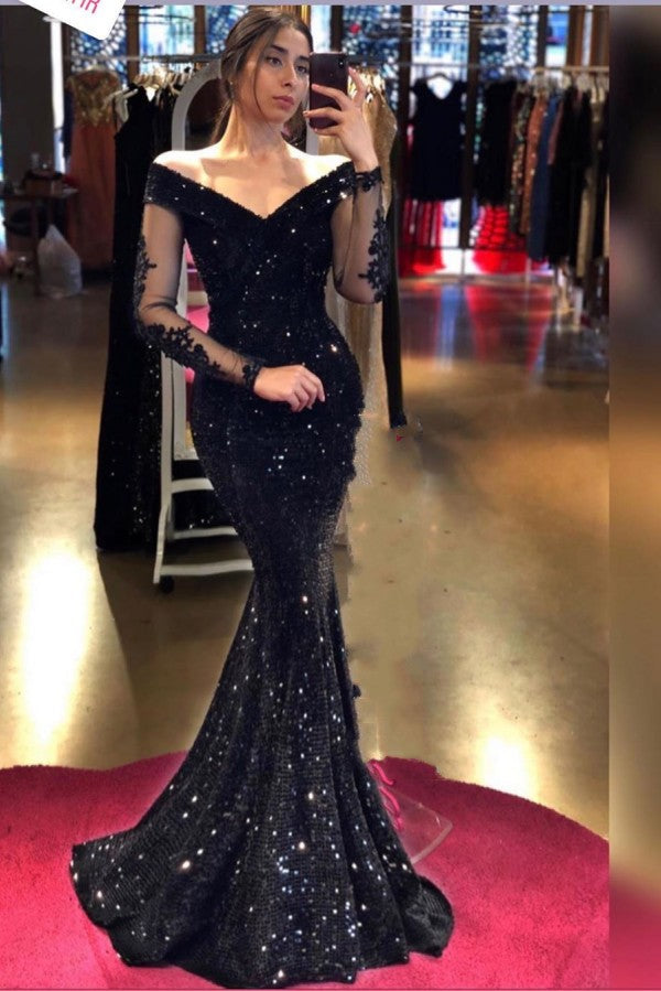 Vestido de fiesta largo de sirena negro con lentejuelas, hombros descubiertos y mangas.