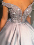 Robe de bal longue sans manches, en satin, ornée de perles et à épaules dénudées
