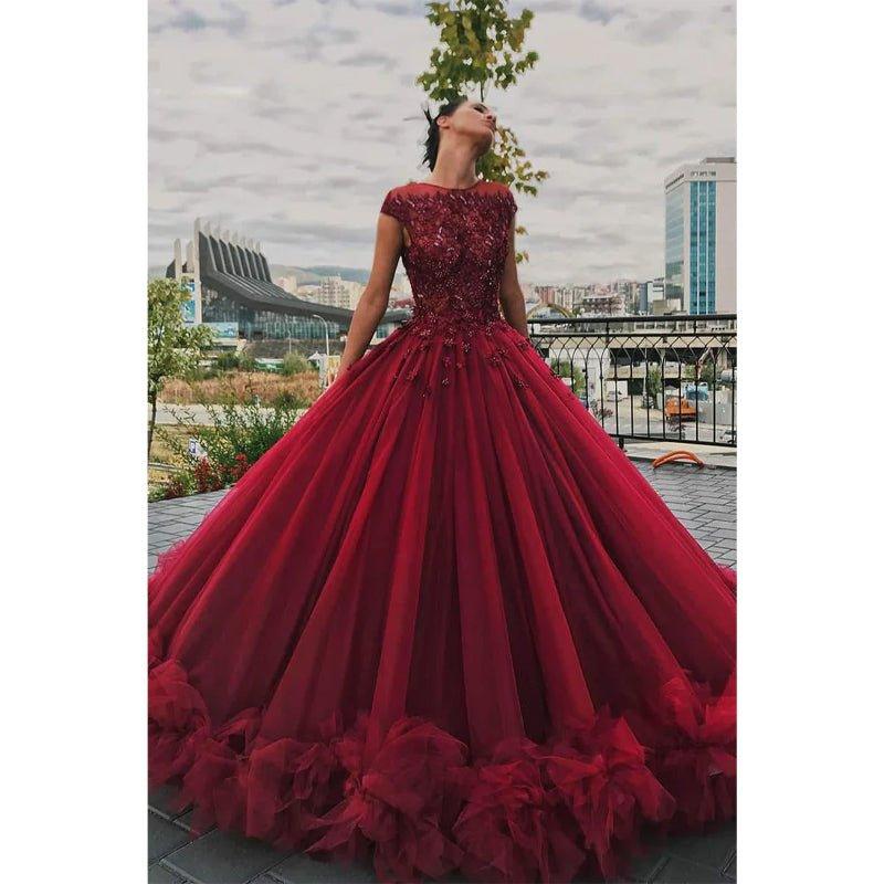 Robe de soirée longue en tulle bordeaux, manches courtes, col bateau et perles 
