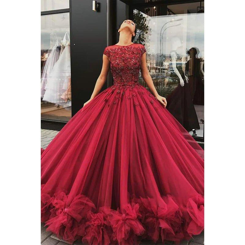 Vestido de noche formal largo con mangas cortas y cuello barco y cuentas de tul burdeos 