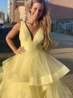 Robe de bal longue sans manches en organza à col en V et volants