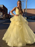 Robe de bal longue sans manches en organza à col en V et volants