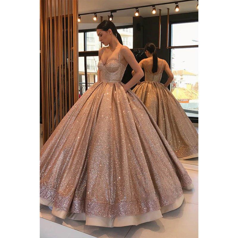 Robe de bal longue à paillettes dorées et décolleté en cœur avec poches 