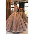 Robe de bal longue à paillettes dorées et décolleté en cœur avec poches 
