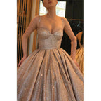 Robe de bal longue à paillettes dorées et décolleté en cœur avec poches 