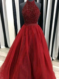 Vestido de gala de organza con cuello alto, sin mangas y largo hasta el suelo, con cuentas.