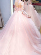Robe de bal à manches longues en dentelle et tulle ornée de bijoux