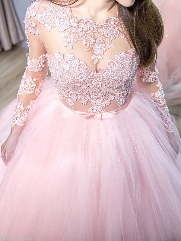 Robe de bal à manches longues en dentelle et tulle ornée de bijoux
