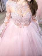 Robe de bal à manches longues en dentelle et tulle ornée de bijoux
