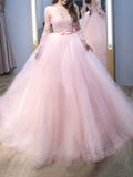 Robe de bal à manches longues en dentelle et tulle ornée de bijoux