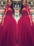 Robe de bal longue à manches longues et col montant ornée d'appliqués, en tulle.