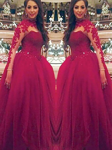 Robe de bal longue à manches longues et col montant ornée d'appliqués, en tulle.