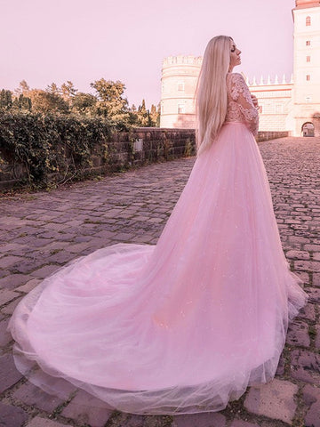 Robe de bal à manches longues en tulle et dentelle ornée de bijoux