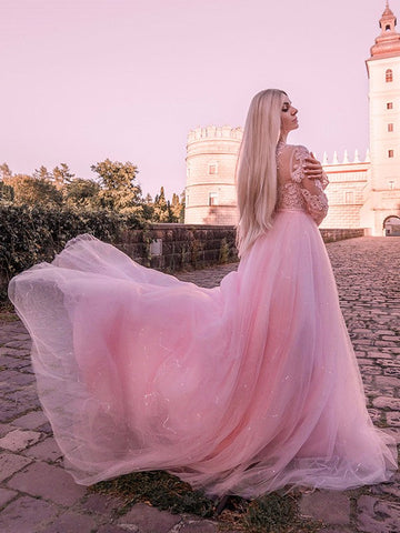 Robe de bal à manches longues en tulle et dentelle ornée de bijoux