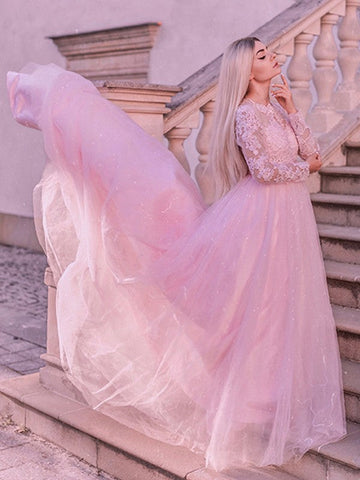Robe de bal à manches longues en tulle et dentelle ornée de bijoux