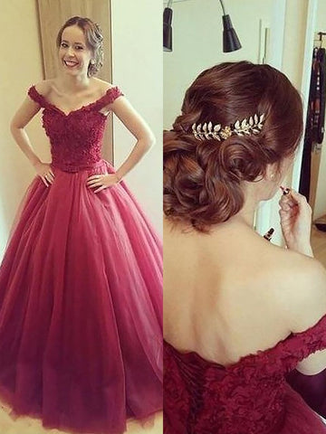 Vestido de gala de tul hasta el suelo, sin mangas, con apliques y hombros descubiertos.