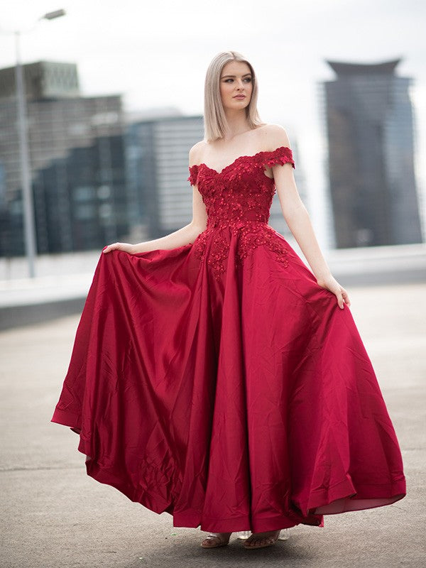 Robe de bal longue sans manches en satin à épaules dénudées et applications
