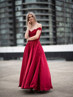 Robe de bal longue sans manches en satin à épaules dénudées et applications