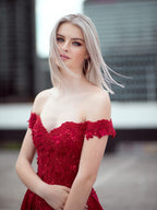 Robe de bal longue sans manches en satin à épaules dénudées et applications