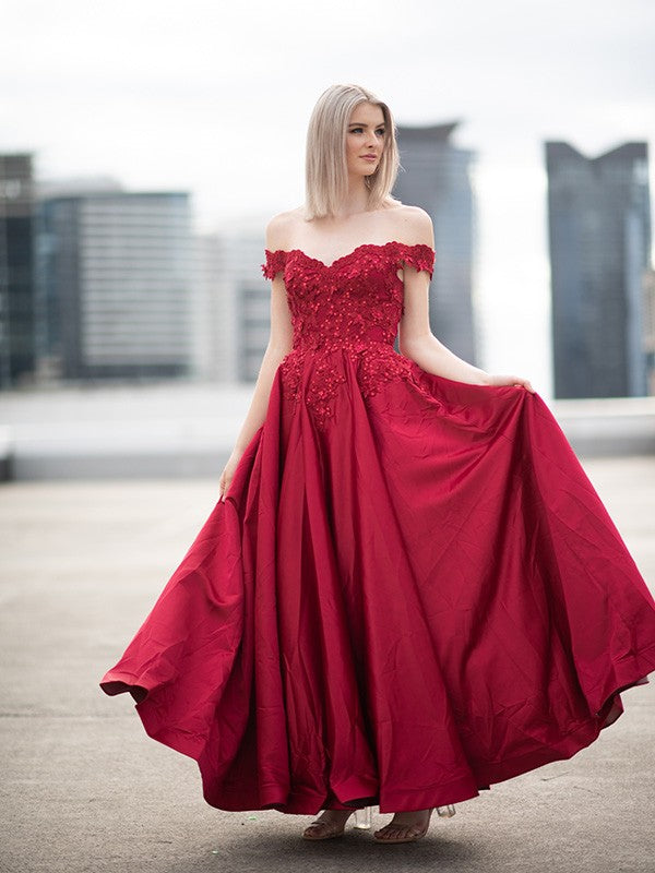 Robe de bal longue sans manches en satin à épaules dénudées et applications