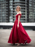 Robe de bal longue sans manches en satin à épaules dénudées et applications