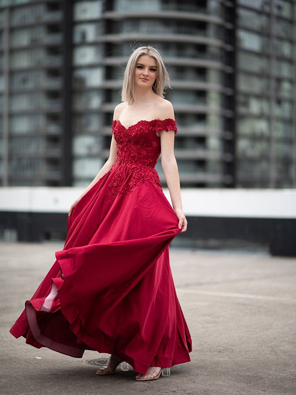 Robe de bal longue sans manches en satin à épaules dénudées et applications