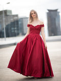 Robe de bal longue sans manches en satin à épaules dénudées et applications