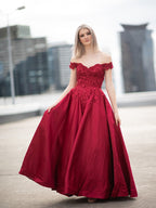 Robe de bal longue sans manches en satin à épaules dénudées et applications