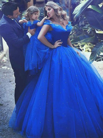 Vestido de gala largo hasta el suelo, sin mangas, con hombros descubiertos y tul con cuentas