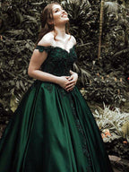 Robe de bal longue en dentelle et satin, sans manches, épaules dénudées