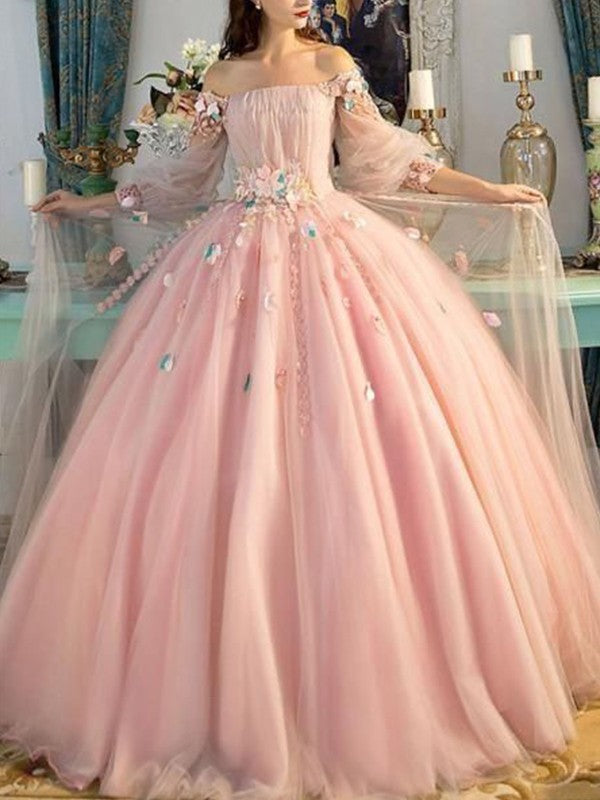 Robe de bal longue en tulle à épaules dénudées et manches longues, ornée de fleurs faites à la main.