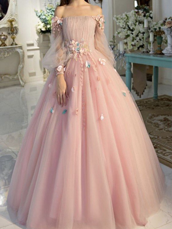 Robe de bal longue en tulle à épaules dénudées et manches longues, ornée de fleurs faites à la main.