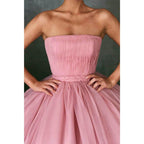 Vestido de noche largo sin tirantes de tul rosa con corte de baile 