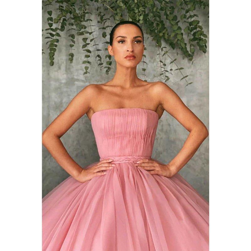 Vestido de noche largo sin tirantes de tul rosa con corte de baile 