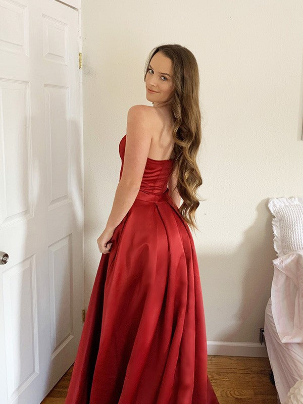 Vestidos de baile de satén sin mangas con volantes y sin tirantes