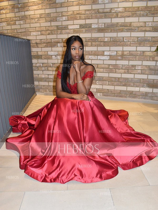 Robe de bal longue sans manches à épaules dénudées et ornée d'appliqués en satin