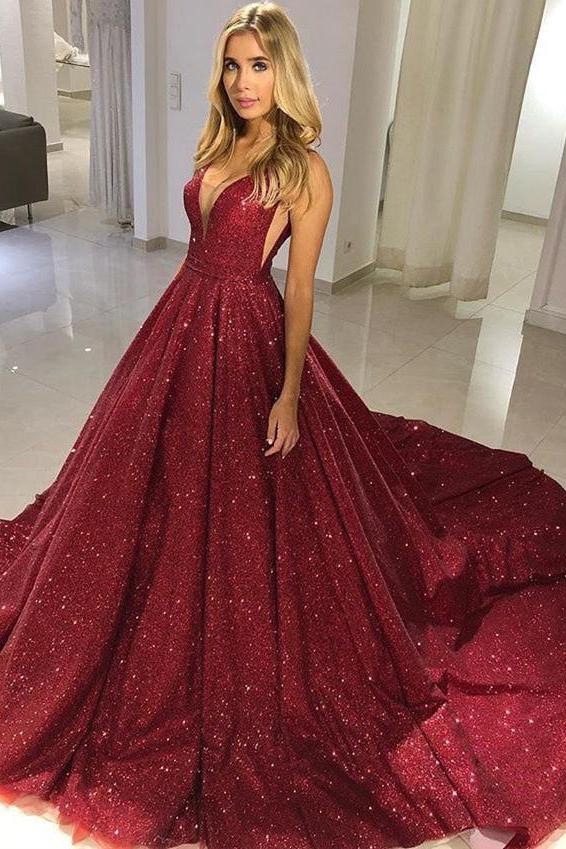 Robe de bal sexy à décolleté plongeant en V, bretelles spaghetti, longueur au sol, ornée de paillettes.