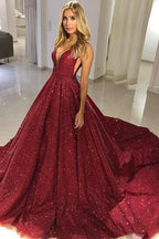 Robe de bal sexy à décolleté plongeant en V, bretelles spaghetti, longueur au sol, ornée de paillettes.