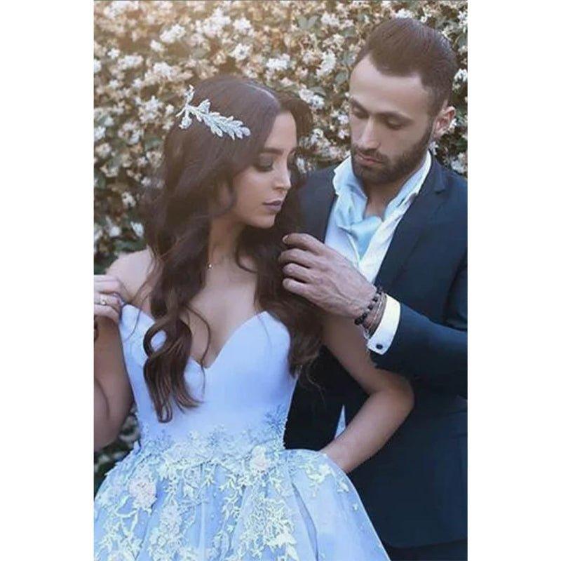 Vestido de fiesta largo con apliques de tul azul cielo y bolsillos 