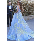 Vestido de fiesta largo con apliques de tul azul cielo y bolsillos 