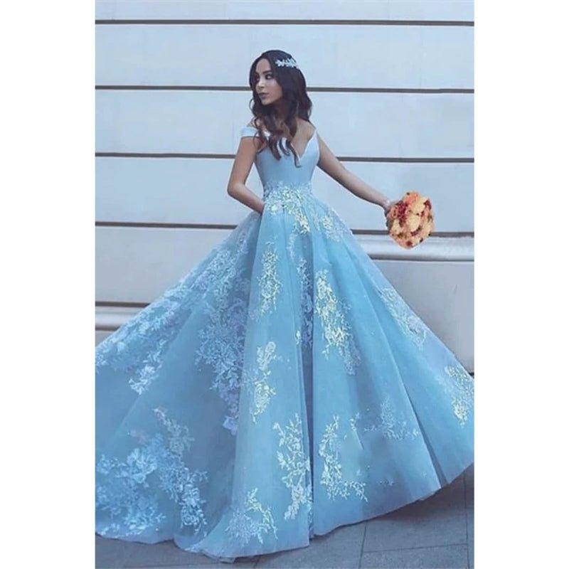 Vestido de fiesta largo con apliques de tul azul cielo y bolsillos 