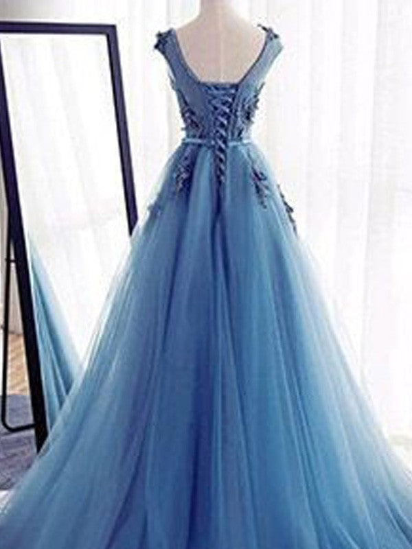 Robe de bal sans manches en tulle orné de bijoux et d'appliques