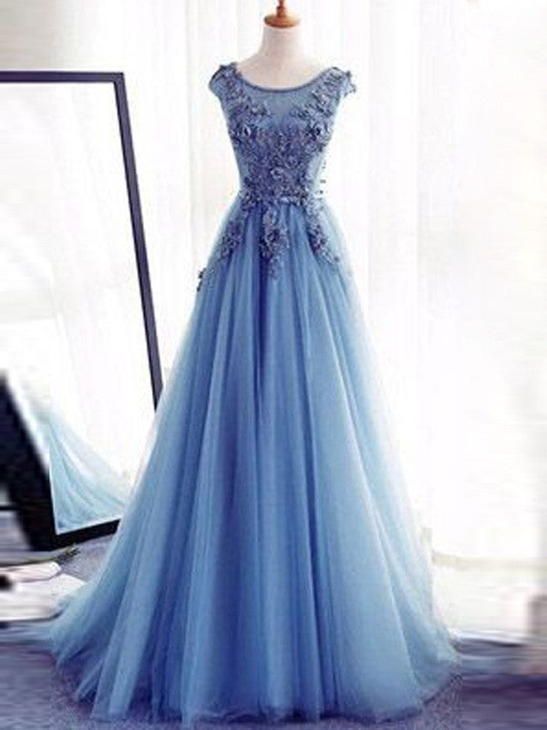Robe de bal sans manches en tulle orné de bijoux et d'appliques