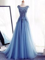 Robe de bal sans manches en tulle orné de bijoux et d'appliques