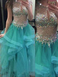 Robe de bal sans manches en organza ornée de bijoux et de perles, longueur au sol.