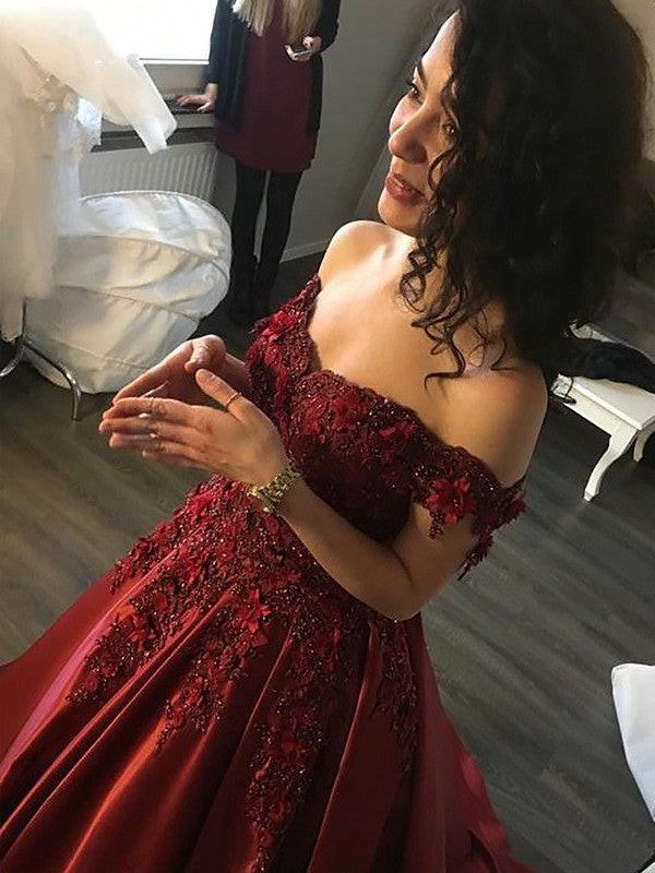 Robe de bal sans manches, épaules dénudées, ornée d'appliqués, en satin, longueur au sol