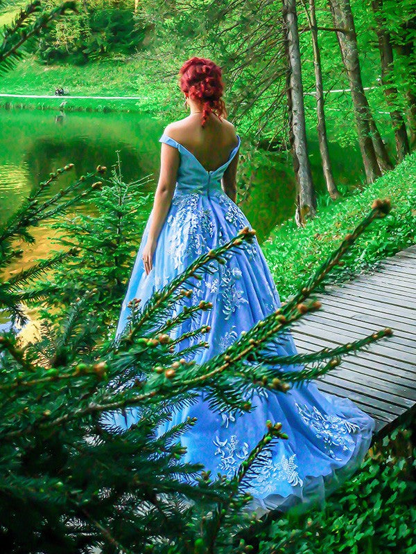 Robe de bal sans manches en tulle à épaules dénudées et ornée d'appliqués