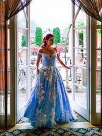 Robe de bal sans manches en tulle à épaules dénudées et ornée d'appliqués