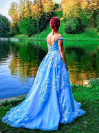 Robe de bal sans manches en tulle à épaules dénudées et ornée d'appliqués