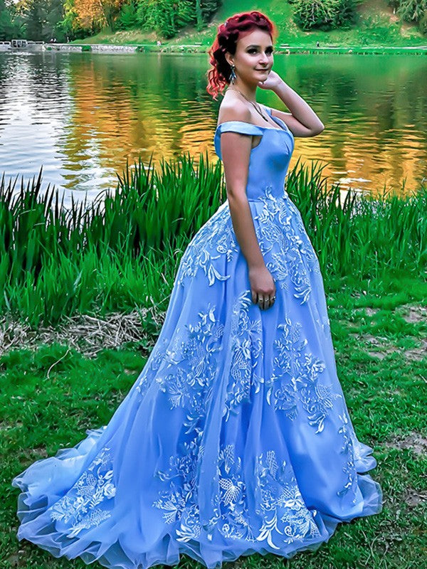Robe de bal sans manches en tulle à épaules dénudées et ornée d'appliqués